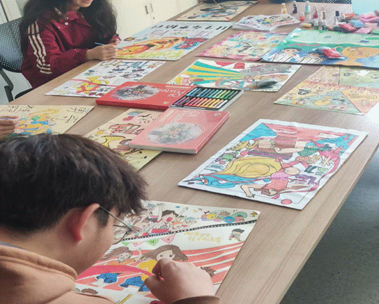 桌子上放满了不同类型的小孩 AI 生成的内容可能不正确。