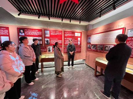 餐厅里的人们 AI 生成的内容可能不正确。