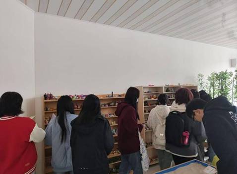 一群人站在室内 AI 生成的内容可能不正确。